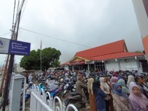 Ambil Uang Sendiri Saja Susah! ASN “Disandera” Antrean BPD Jelang Lebaran, Pelayanan atau Pembiaran?