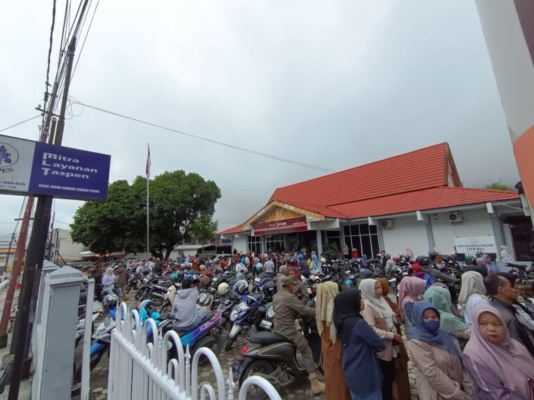 Ambil Uang Sendiri Saja Susah! ASN “Disandera” Antrean BPD Jelang Lebaran, Pelayanan atau Pembiaran?