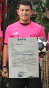 Timur FC akan Laporkan Ade Jeni Putra ke Komisi Wasit PSSI Pelanggaran Statuta Atas Rangkap Jabatan Sebagai Komdis. 